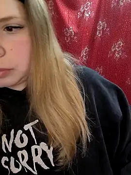 Snapshot of Zuli_Kiska chatting on February 23, 2026, 10:43 pm Zuli Kiska online show from February 23, 2026, 10:43 pm