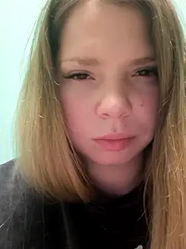 Snapshot of Zuli_Kiska chatting on January 13, 2026, 9:41 pm Zuli Kiska online show from January 13, 2026, 9:41 pm