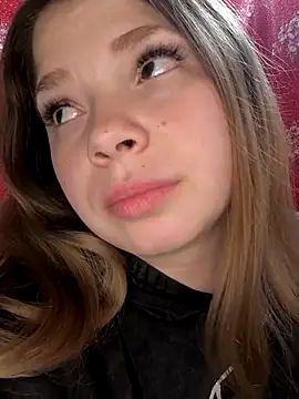 Snapshot of Zuli_Kiska chatting on December 21, 2025, 9:37 pm Zuli Kiska online show from December 21, 2025, 9:37 pm