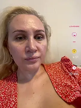 Snapshot of YourBlondee chatting on June 4, 2026, 12:32 pm YourBlondee online show from June 4, 2026, 12:32 pm