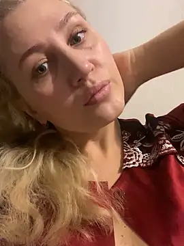 Snapshot of YourBlondee chatting on November 17, 2025, 1:31 am YourBlondee online show from November 17, 2025, 1:31 am