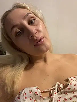 Snapshot of YourBlondee chatting on November 26, 2025, 2:11 am YourBlondee online show from November 26, 2025, 2:11 am