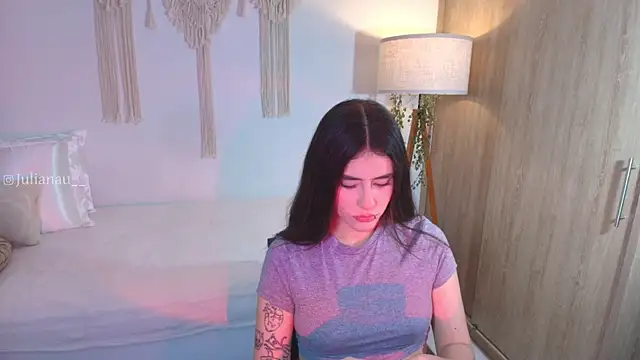 Snapshot of iriswest_ chatting on November 19, 2025, 12:21 am iriswest online show from November 19, 2025, 12:21 am