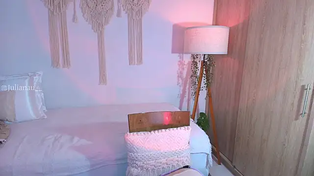 Snapshot of iriswest_ chatting on November 17, 2025, 12:36 am iriswest online show from November 17, 2025, 12:36 am