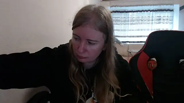 Snapshot of PeterAndJen chatting on November 21, 2025, 8:24 am PeterAndJen online show from November 21, 2025, 8:24 am