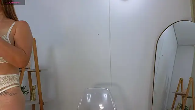 bella  adams online show from April 15, 2026, 11:16 am