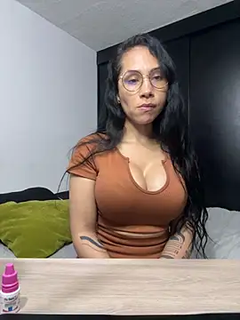 Snapshot of Angela_isabella chatting on October 28, 2025, 12:33 am Angela isabella online show from October 28, 2025, 12:33 am