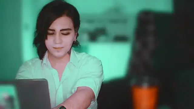 Snapshot of sademobeer chatting on April 10, 2026, 6:04 pm sademobeer online show from April 10, 2026, 6:04 pm