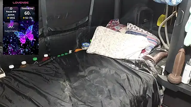 Snapshot of Castrated_Julie chatting on December 19, 2025, 5:21 am Castrated Julie online show from December 19, 2025, 5:21 am