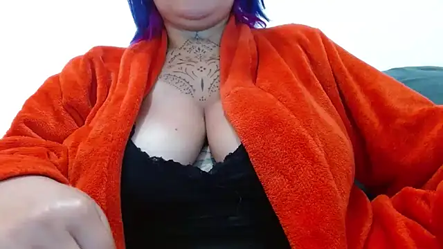 Snapshot of vaholiver chatting on November 30, 2025, 3:24 pm vaholiver online show from November 30, 2025, 3:24 pm