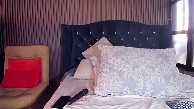 JuliaDawson  online show from February 20, 2026, 9:06 pm