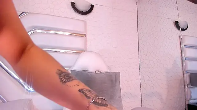 JuliaDawson  online show from October 30, 2025, 9:44 pm