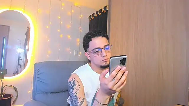 Snapshot of alejandro_calderon1 chatting on December 23, 2024, 7:06 am alejandro calderon1 online show from December 23, 2024, 7:06 am