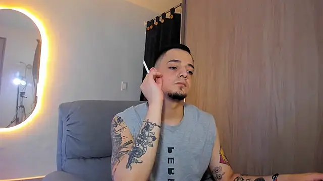 Snapshot of alejandro_calderon1 chatting on February 24, 2025, 5:00 am alejandro calderon1 online show from February 24, 2025, 5:00 am