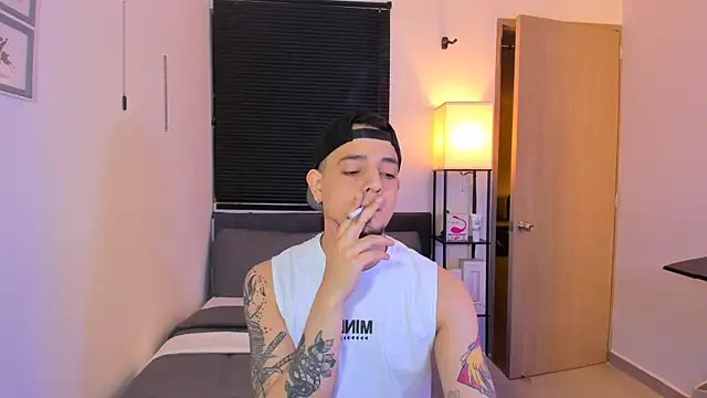 alejandro calderon1 online show from April 12, 2026, 5:33 am