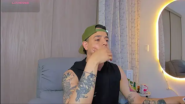 Snapshot of alejandro_calderon1 chatting on November 12, 2025, 5:33 am alejandro calderon1 online show from November 12, 2025, 5:33 am