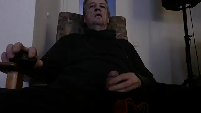 Snapshot of Cordt27 chatting on December 16, 2025, 5:28 pm Cordt27 online show from December 16, 2025, 5:28 pm