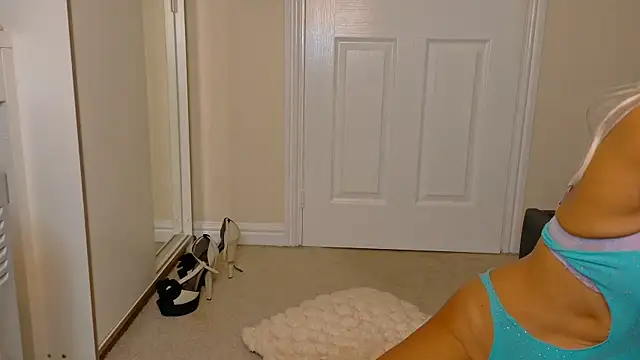 Snapshot of Tinkerbell822 chatting on November 25, 2025, 9:09 am Tinkerbell822 online show from November 25, 2025, 9:09 am