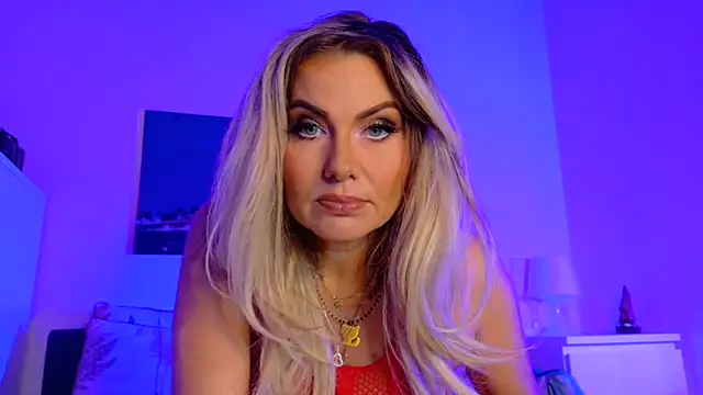 Snapshot of Tinkerbell822 chatting on October 3, 2025, 8:05 am Tinkerbell822 online show from October 3, 2025, 8:05 am