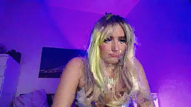 Snapshot of Tinkerbell822 chatting on March 18, 2025, 9:01 am Tinkerbell822 online show from March 18, 2025, 9:01 am