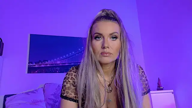 Snapshot of Tinkerbell822 chatting on September 16, 2025, 8:15 am Tinkerbell822 online show from September 16, 2025, 8:15 am