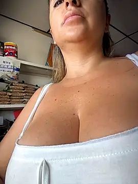 sammyqueenx21 online show from April 14, 2026, 11:59 am