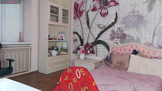 Snapshot of AliciaBow chatting on October 25, 2025, 1:34 pm AliciaBow online show from October 25, 2025, 1:34 pm