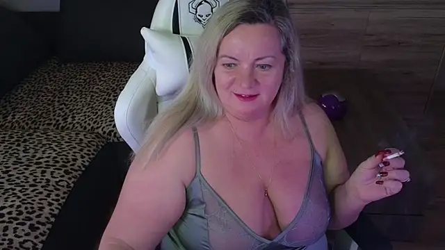 Snapshot of MolligSpielle chatting on March 11, 2025, 7:57 am MolligSpielle online show from March 11, 2025, 7:57 am