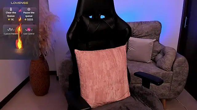 chloerossi online show from May 11, 2026, 4:03 am