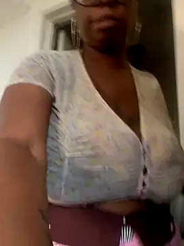 Snapshot of Goddesskarisma chatting on October 31, 2025, 12:18 am Goddesskarisma online show from October 31, 2025, 12:18 am