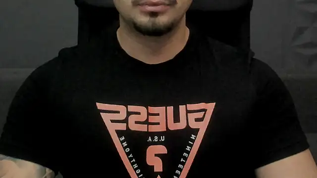 Snapshot of TonyWilcox chatting on November 5, 2025, 5:32 am TonyWilcox online show from November 5, 2025, 5:32 am