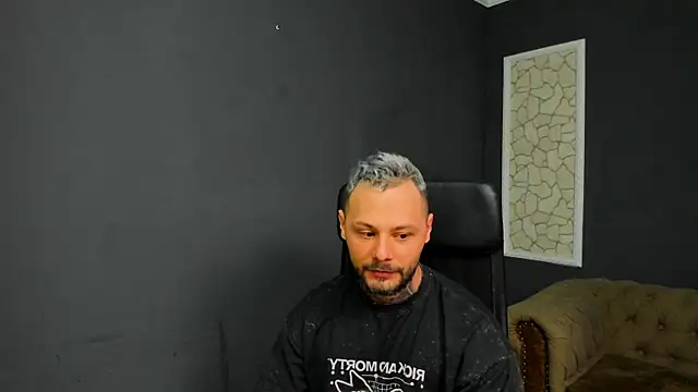 Snapshot of BrianHunts chatting on January 7, 2026, 5:23 am BrianHunts online show from January 7, 2026, 5:23 am