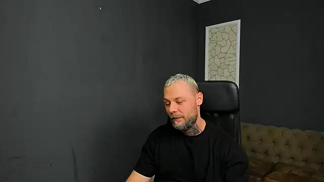 Snapshot of BrianHunts chatting on December 22, 2025, 6:02 am BrianHunts online show from December 22, 2025, 6:02 am