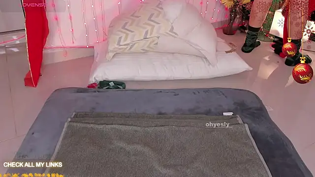 ohyesly  online show from December 22, 2025, 10:04 am