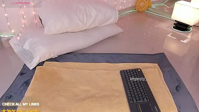 ohyesly  online show from January 6, 2026, 10:08 am