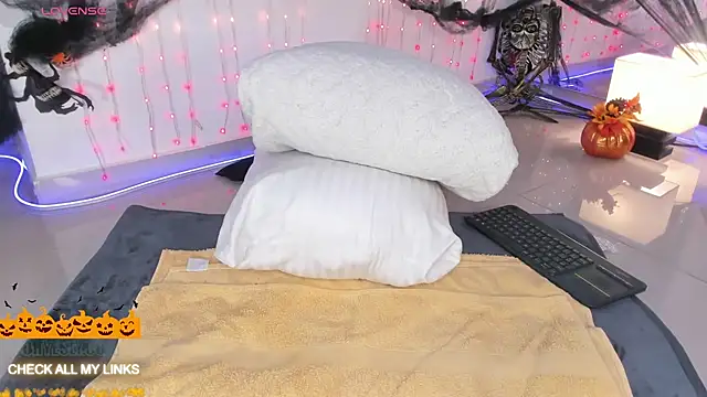 ohyesly  online show from October 24, 2025, 10:58 am