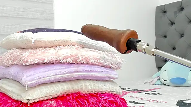 Elizabeth 18  online show from April 16, 2026, 3:51 am