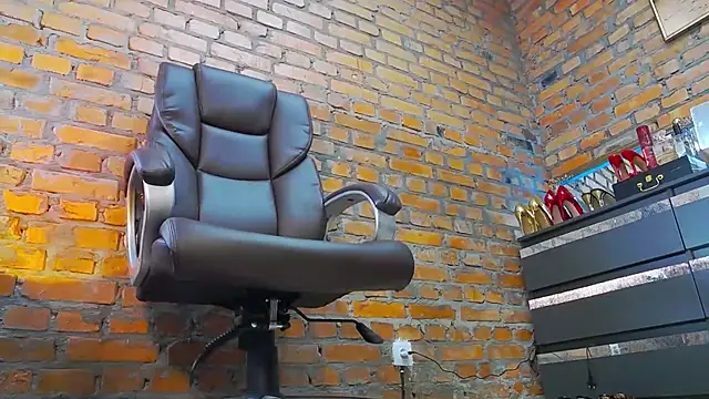 MistressMilana online show from January 5, 2026, 5:27 pm