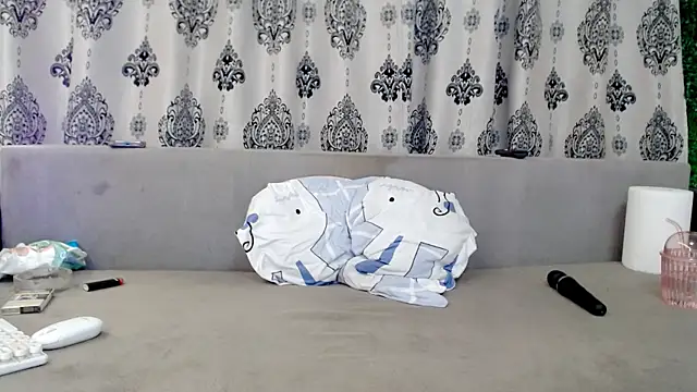 sweetdaiana23 online show from April 17, 2026, 12:35 am