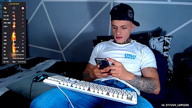 danilohot 19 online show from September 14, 2025, 7:47 pm