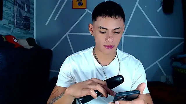 danilohot 19 online show from March 15, 2025, 1:19 am