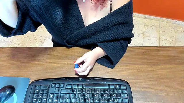 NikkiHolland online show from November 5, 2025, 8:28 am