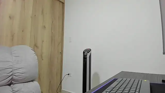 xspecialoomx online show from November 18, 2025, 8:12 pm