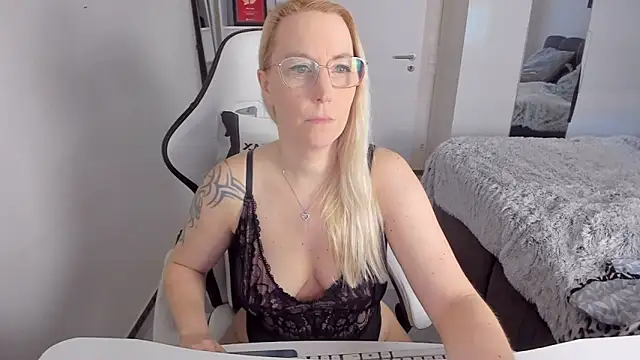 Snapshot of Sally_Secret chatting on February 3, 2025, 11:09 am Sally Secret online show from February 3, 2025, 11:09 am