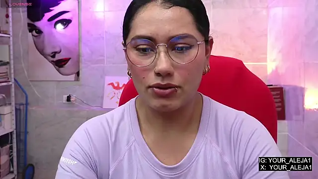 Snapshot of LauraRuiz1 chatting on May 16, 2026, 12:53 am LauraRuiz1 online show from May 16, 2026, 12:53 am