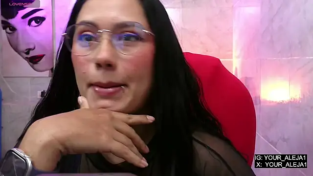 Snapshot of LauraRuiz1 chatting on May 13, 2026, 4:30 am LauraRuiz1 online show from May 13, 2026, 4:30 am
