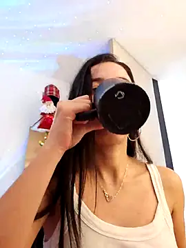 miaeyes online show from December 7, 2024, 1:46 pm