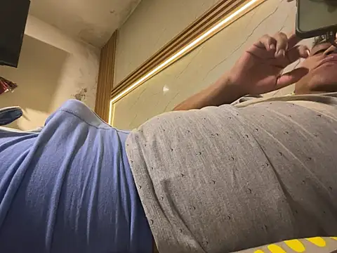 elvis0966 online show from January 13, 2026, 4:49 am