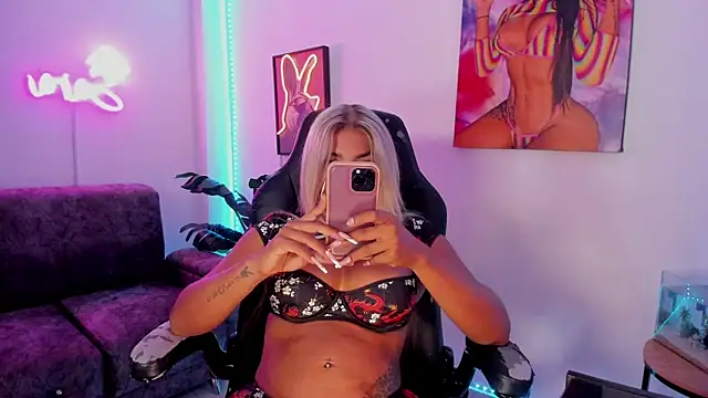 Snapshot of xLatinahotx chatting on August 3, 2026, 10:32 am xLatinahotx online show from August 3, 2026, 10:32 am