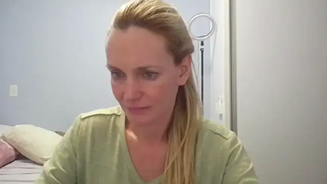 Snapshot of Annylove1 chatting on April 19, 2026, 1:06 am Annylove1 online show from April 19, 2026, 1:06 am